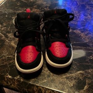 Unisex Nike sneakers black and red size 8C